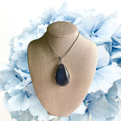 Blue Labradorite Pendant Necklace: Elegant jewelry with shimmering hues, perfect for adding mystical charm to any outfit.